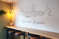 Minimalistická malba na zdi v kavárně ve Veverské Bítýšce od Dave Art