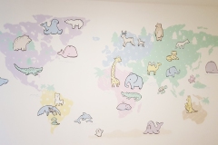 Malba na zdi mapy světa se zvířátky od Dave Art