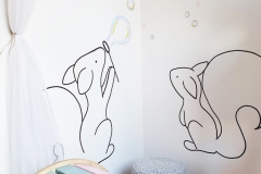 Minimalistická malba veverky na zdi dětského koutku od Dave Art