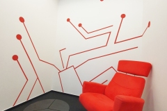 Minimalistická grafická malba na zeď