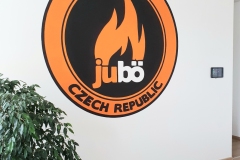Logo ve výrobě na stěně od Dave Art